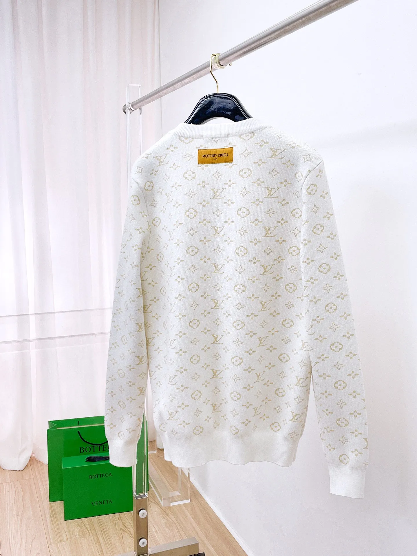 🅿️440 LV 2025ss new wool blended round neck long sleeve sweater cardigan bottoming shirt, high-end version! The custom-made fabrics at the counter are highly breathable and comfortable, with impeccable details and brand element design concepts, reflecting high quality. It feels delicate and soft! It presents a casual cut and the upper body shape is great! 🐉Code size: M-3XL